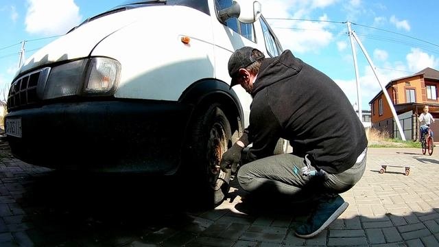 Завожу Соболь после 2-х месяцев простоя. Заклинил суппорт снимаю колесо сожрало диск