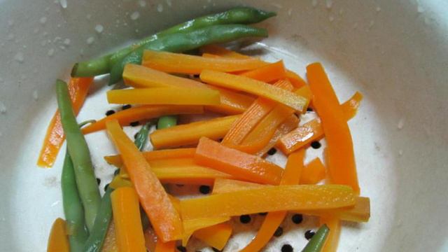 Теплый салат из молодых овощей