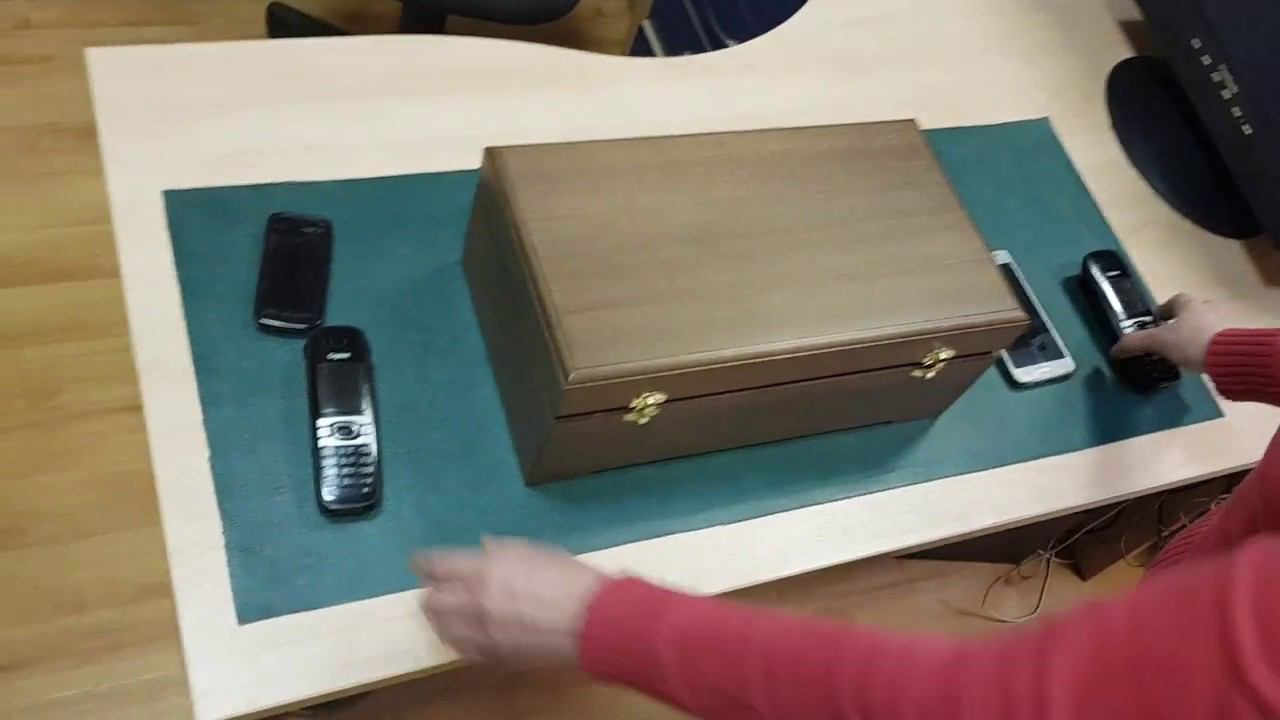 Экранирующий кейс-шкатулка с ячейками под смартфоны.
