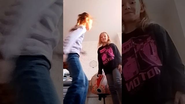Даша, ты чем ботинками кидаешься или как я баловалась?