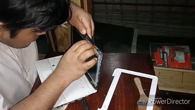Como cambiar la pantalla de la netbook Samsung del gobierno