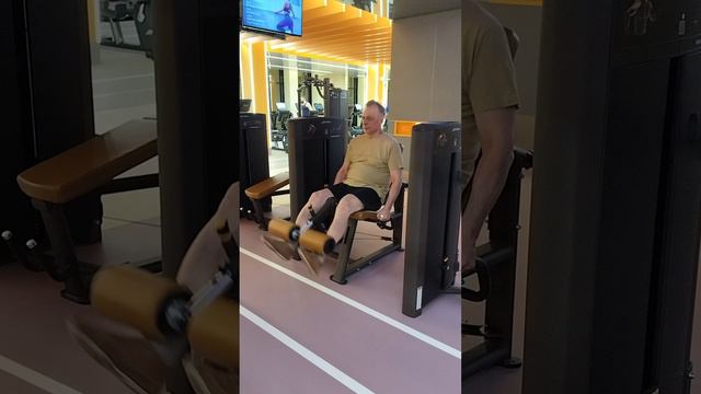 Упражнение для укрепления мышц и суставов нижних конечностей. Выполняет доктор Леонид Буланов.
