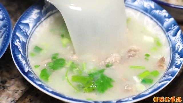 【陕北霞姐】下雪后，霞姐熬一锅羊肉汤暖胃，汤白如奶无膻味，弟弟连喝3大碗！