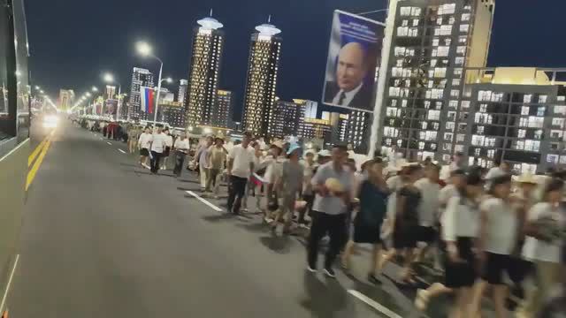 Тысячи человек с цветами и флагами провожали Владимира Путина из Пхеньяна