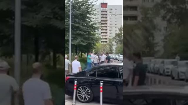 ⚡️Чеченцы толпой избили дагестанца и заставили его извиниться перед Кадыровым. 

Чеченец попал в ДТП