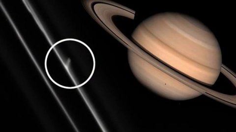 В кольцах Сатурна начали появляться спицы