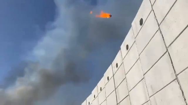 Мобильный израильский требушет на тележке ведет огонь зажигательными боеприпасами