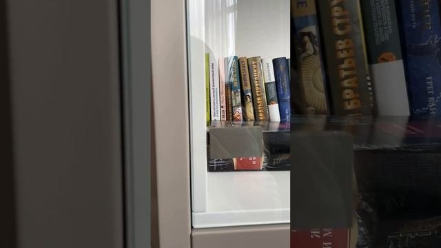 Шкаф витрина. Классика.