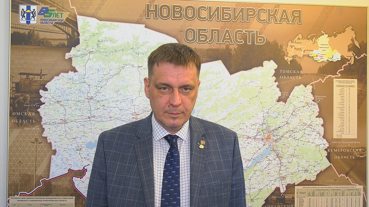 Министр образования Новосибирской области Сергей Федорчук поздравляет с Днем России