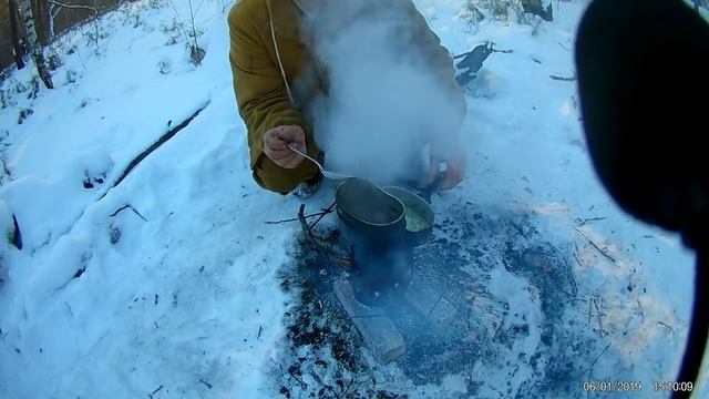 Готовка в лесу  Тест подкотельника   щепочницы  Суп из гречи