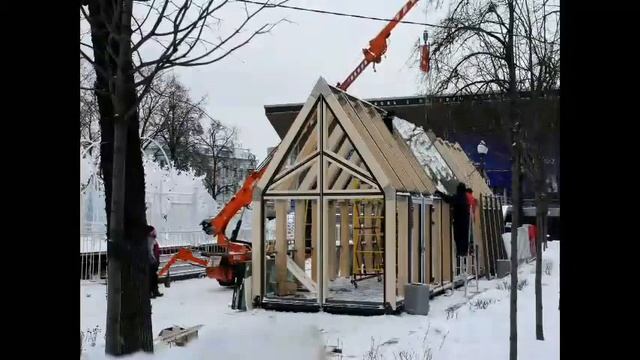 Монтаж сказочного ярмарочного домика в центре Москвы