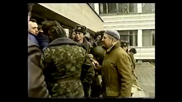 Подавление армией беспорядков в одном из городов СССР. 1991 год