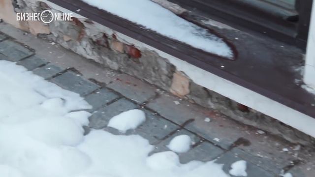 Дом Маяковского грозит обрушить на прохожих лоскутья штукатурки