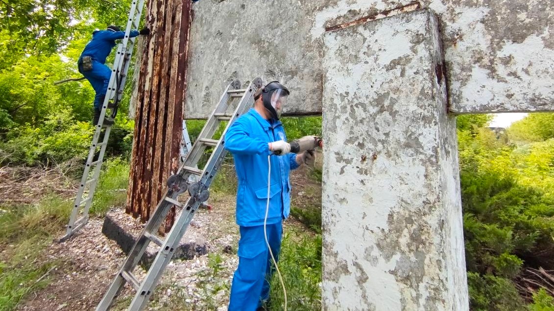 Югорчане восстанавливают стелу в Ясиноватой