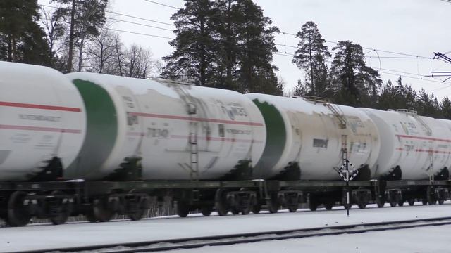 Тепловоз 2ТЭ25КМ-0410 с грузовым поездом