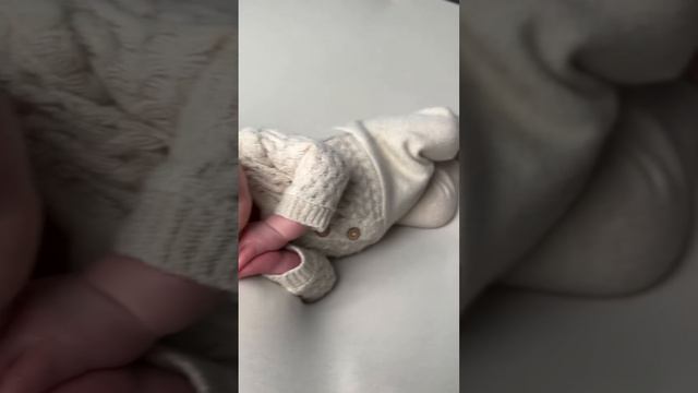 Сон новорожденного малыша во время фотосессии