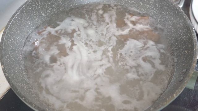 饭店的猪血烧豆腐为什么那么好吃？ 烧猪血和豆腐不要直接下锅煮，食材焯水和烹饪的顺序很重要。怎么烧出来又入味又不腥呢？ 大厨教你猪血烧豆腐正确做法，鲜香滑嫩无腥味。#猪血#麻辣豆腐#猪血烧豆腐#烧豆腐
