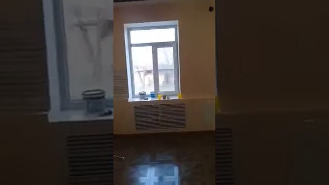 Кухня# декоративная штукатурка покрашенная в бежевый цвет, потолок криволинейная спайка, пол ламина