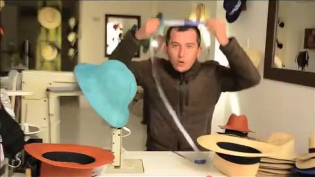 Taller Del Sombrerero. Tomar La Medida De Su Cabeza