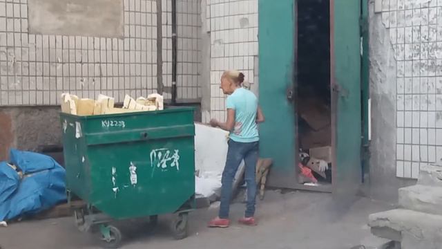 Человек разговаривает с мусорным баком