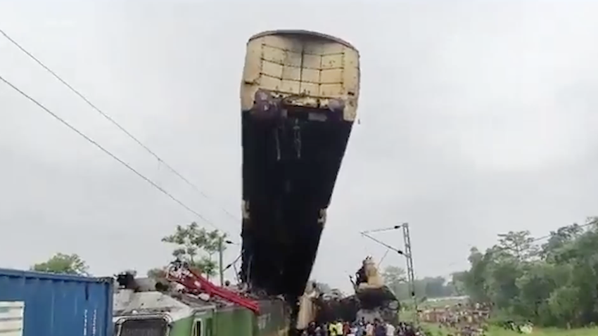 Экспресс-поезд повис в воздухе в штате Западная Бенгалия в Индии
