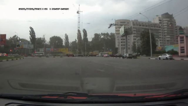 Ветер ломает рекламные щиты