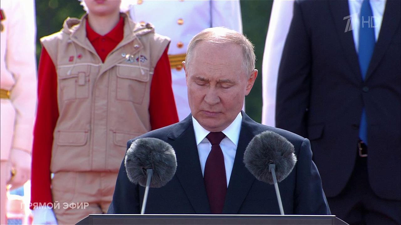 Путин выразил благодарность представителям зарубежных стран на параде ВМФ