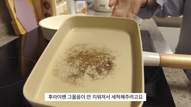 ENG ?바지락 듬뿍 넣고 만든 칼국수와 김치부침개 ?점심도시락으로 소시지핫도그 꿀고구마 한 박스 구매하고 대패삼겹살 덮밥과 청국장찌개 갈릭허니브레드