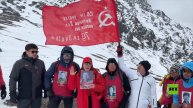 شاهد.. متطوعو "الفوج الخالد" ينصبون راية النصر على قمة بوتين في قيرغيزستان