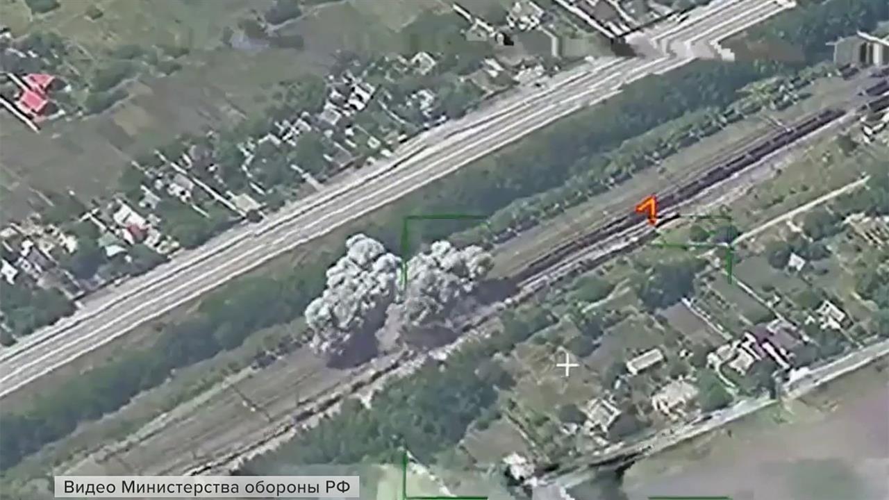 Минобороны РФ опубликовало видео удара комплекса "Искандер" по эшелону ВСУ в Запорожской области