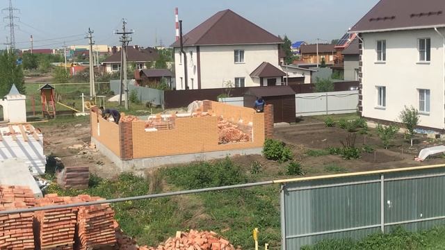 Не та уже, кирпичная крепость!