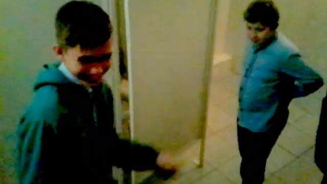Как ходят в туалет обычные школьники