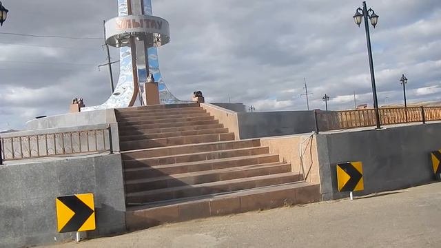 Село Улытау  Центр и Стела на выезде из села