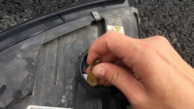 Volvo V50 2008: Parking light bulb replacement