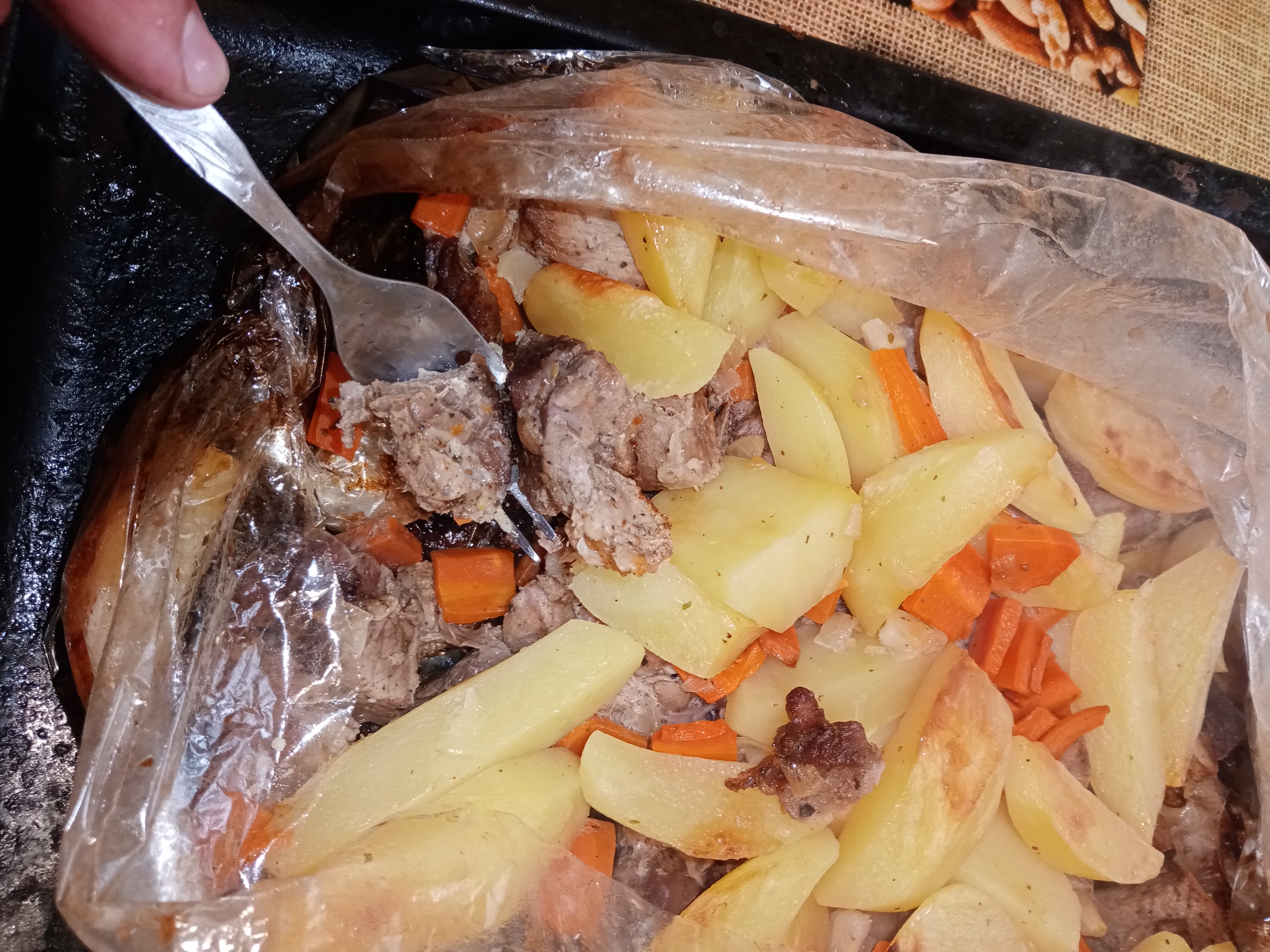 Рецепт запеченного мяса с овощами в рукаве для запекания.