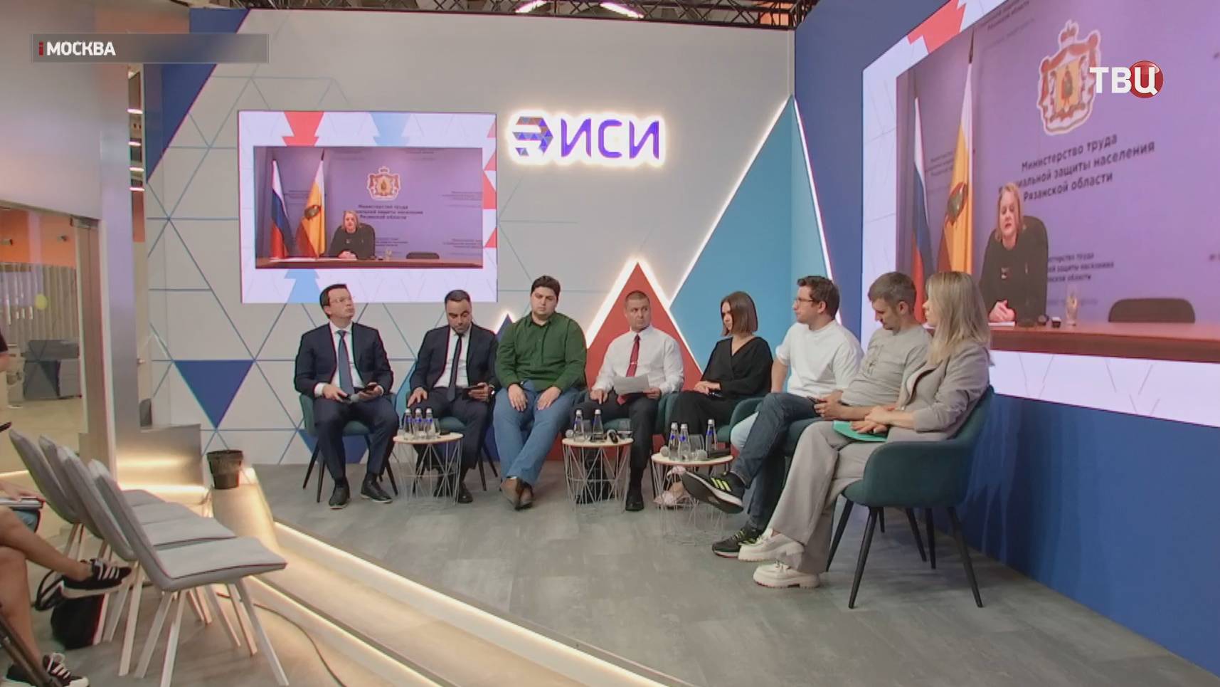В Москве обсудили, как обезопасить родственников от мошенников в сети / События на ТВЦ