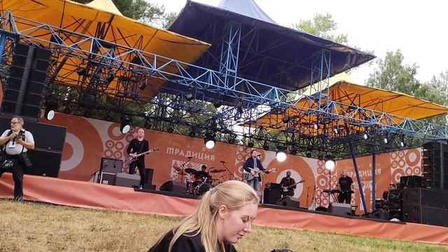 Калинов мост. Моя песня легкая и светлая. Она как ясный месяц в облаках. Она как ветер, отдыха...