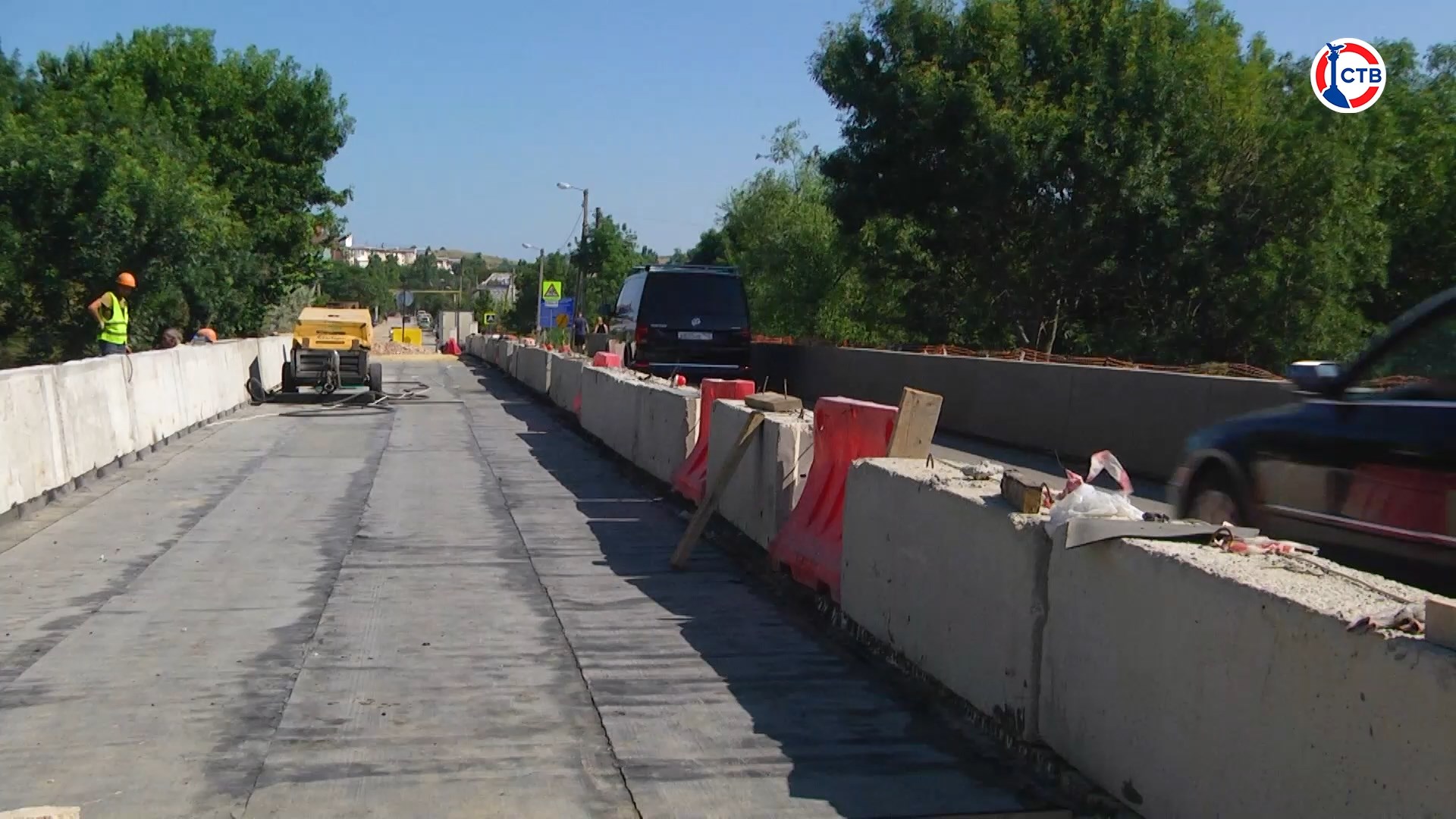 В районе посёлка Любимовка продолжается ремонт автомобильного моста