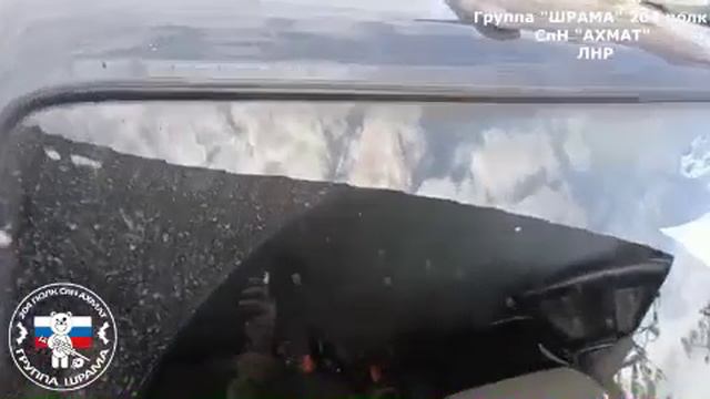 🇷🇺🔥ФПВ-дрон укронацистов ударил по автомобилю ШРАМА, когда он выезжал из леса !!!