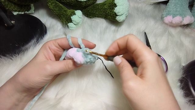 Динозаврик крючком из плюшевой пряжи1.чИгрушка амигуруми крючком