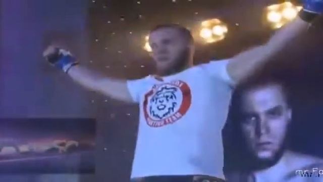 Узбек показал перед всем