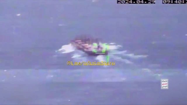 Хуситы опубликовали видео поражения 29 апреля балкера Cyclades при помощи барражирующего боеприпаса