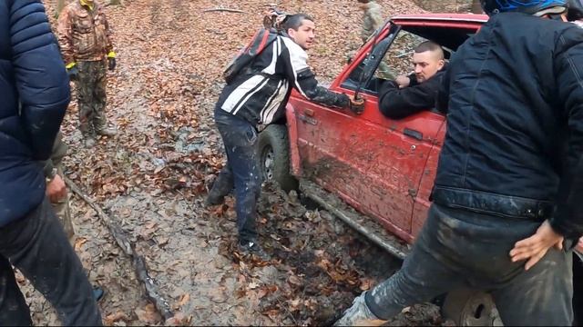 Внедорожники на бездорожье  Mitsubishi  Просто ошибся дорогой