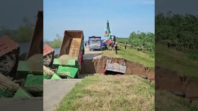 Рабочие завалить дыру грузовыми машинами, срочно устранив последствия аварии у города Чжоукоу