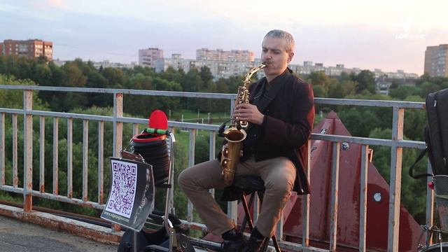 Музыка возвращается: Эдгар Погосов на пешеходном мосту Воскресенска