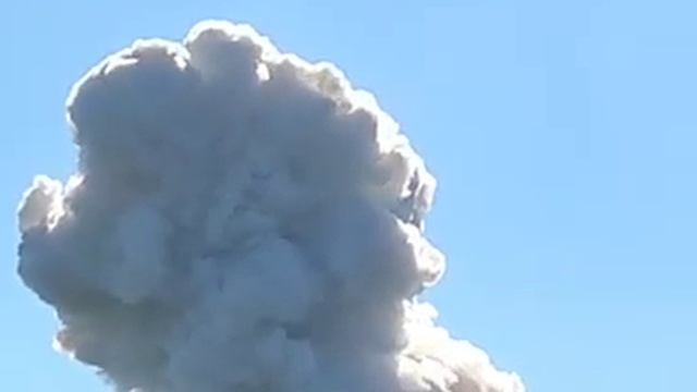 Мощнейший удар.Огромный гриб дыма после уничтожения объекта врага в Константиновке.