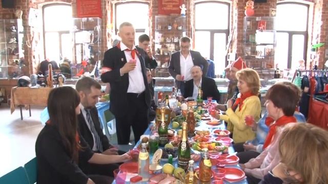 Посетители празднуют 8 марта в музее соцбыта