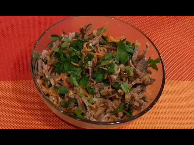 Теплый салат из куриных желудков