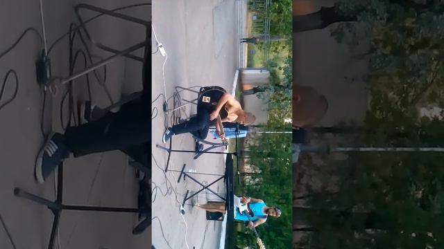 Поранений хлопець у госпіталі співає свою пісню