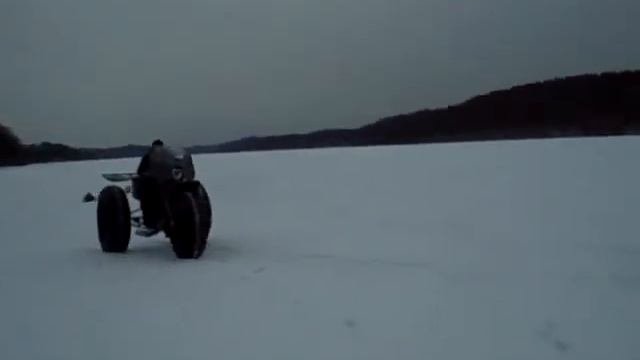 Мотоцикл на трех колесах